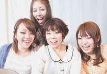 出産後もたくさんの友人に囲まれるお母さん